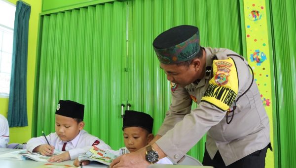 Aipda Minanto Personel Polsek Belambangan Umpu Rela Sisihkan Gaji Demi Biayai Siswa Kurang Mampu