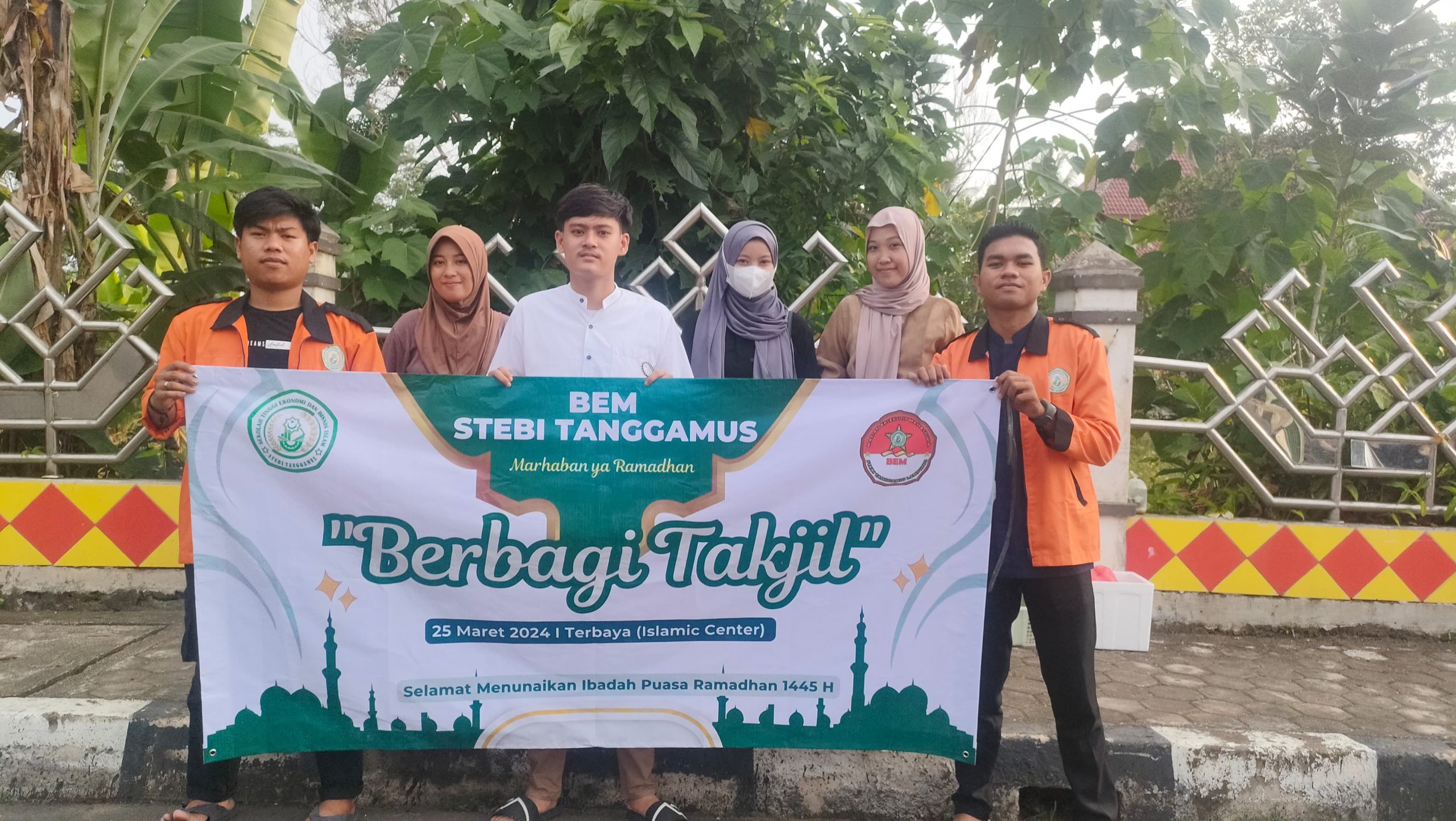 Bagi Takjil di Bulan Ramadhan Wujud Kepedulian BEM STEBI Tanggamus 