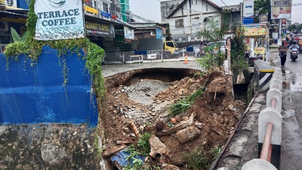 Halaman Parkir Hotel Bambu Kuning Longsor 