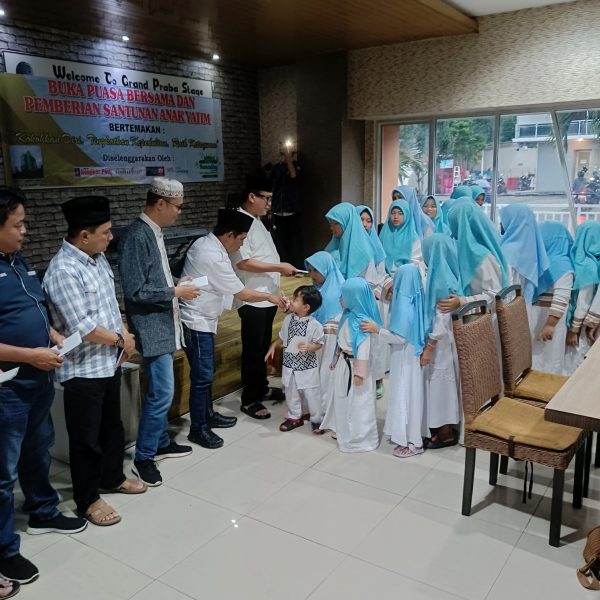 Buka Puasa Bersama Bongkar Post Berbagi Dengan Yatim Piatu