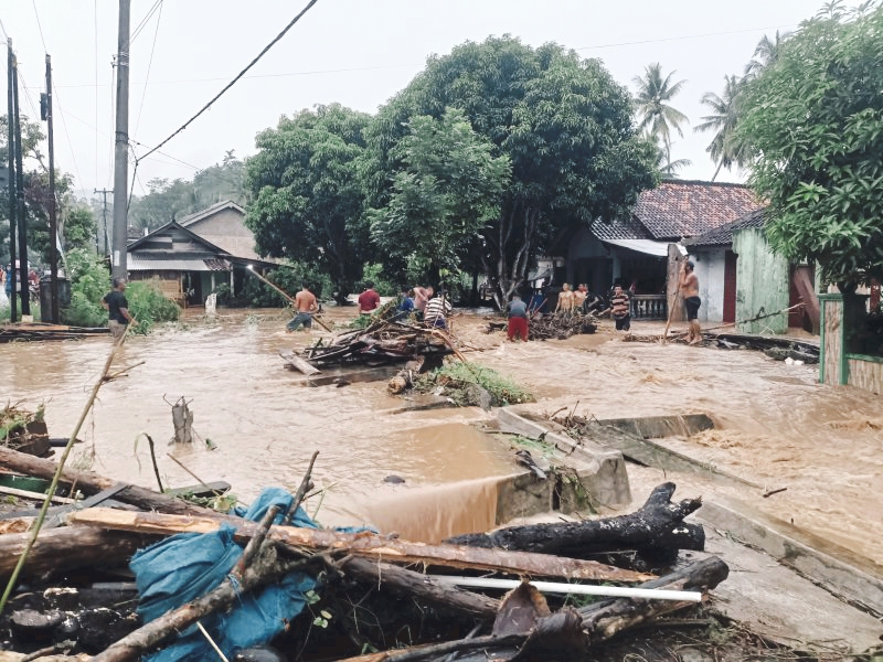 Talud Sungai Cengkuang Pesawaran Jebol Ratusan Rumah di Desa Bunut Diterjang Banjir Bandang
