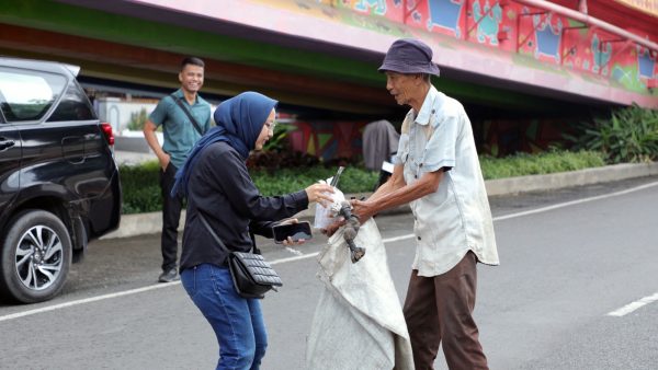 Mashaallah ! Masyarakat Dapat Takjil Gratis dari DWP Biro Adpim Pemprov Lampung