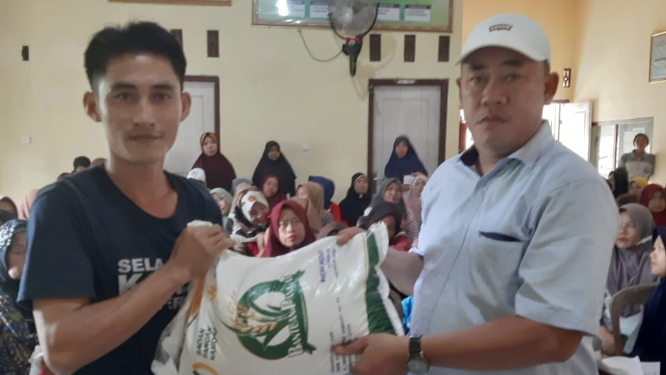 Pemerintah Pekon Kanyangan Salurkan Langsung Bantuan Beras Bulog 