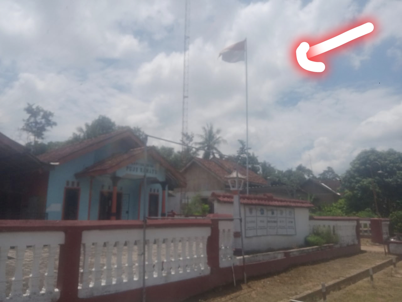 Bendera Merah Putih Kantor Desa Puji Rahayu Berkibar Kusam Dan Robek