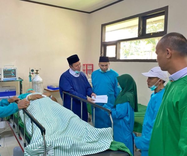 Gunakan Uang Amil Zakat dan Pramuka Pj Bupati Lambar Santuni Korban Digigit Harimau Suoh