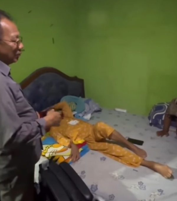 Mingrum Gumay Beri Bantuan Kursi Roda Kepada Warga Kalirejo