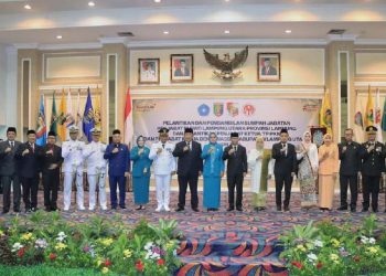 Mantan Bupati dan Wakil Bupati beserta PJ Bupati dan istri foto bersama Gubernur