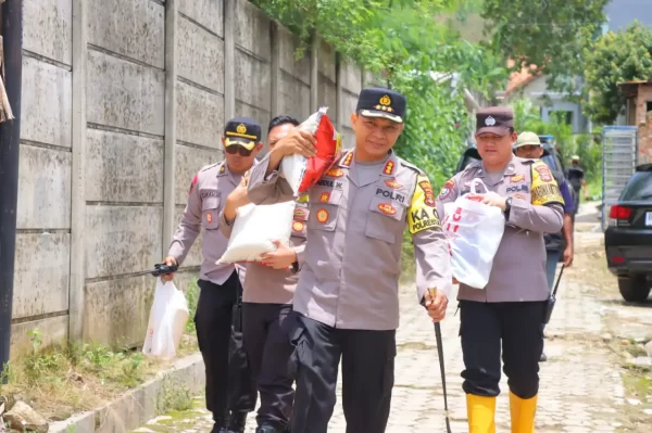 Kapolresta Bandar Lampung Bantu Korban Kebakaran Way Gubak