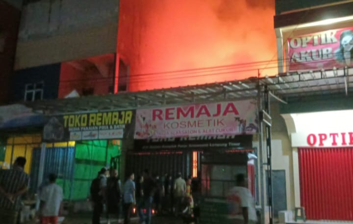 Full Stok Barang Untuk Persiapan Lebaran Toko Remaja Simpang Sribawono Ludes Terbakar
