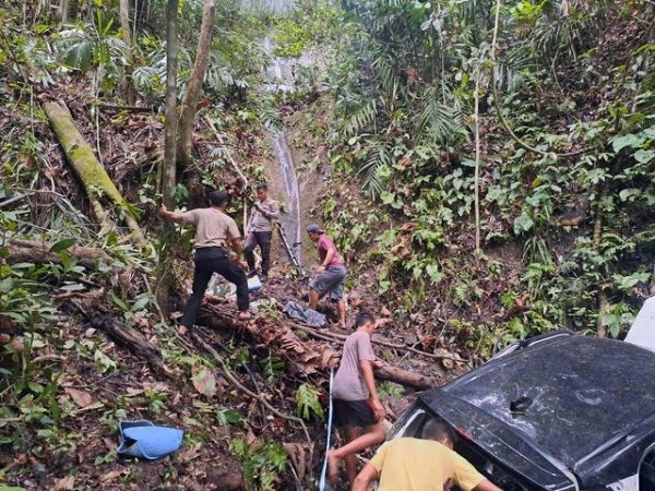 Toyota Rocky Bawa 1 Keluarga Terjun ke Jurang Kawasan Hutan Pesibar Tewaskan Bayi 10 Bulan