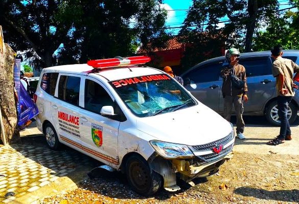 Bawa Pasien Rujukan Mobil Ambulan Tabrak Motor Pak Guru Yang Bonceng Wanita di Jalan Lintas Barat