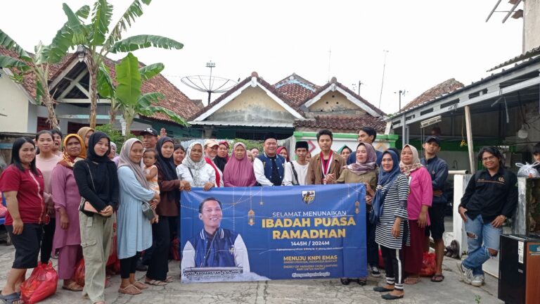 KNPI dan GMNI Bagikan Paket Sembako di Kelurahan Talang