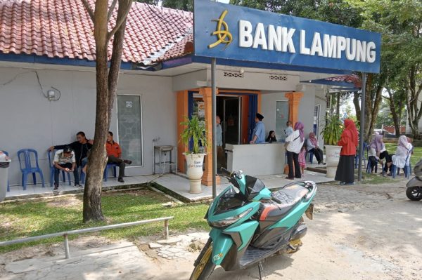 Nasabah Bank Lampung di Way Kanan Kecewa Petugas Teller Buka Layanan Diatas Jam 9.00