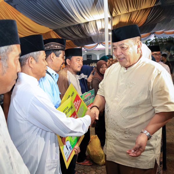 Safari Ramadhan di Lampura Arinal Djunaidi Salurkan Bantuan Masyarakat