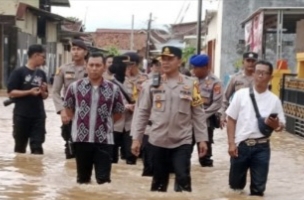 Basah Basahan Kapolresta Pimpin Bantu Korban Banjir Teluk Betung