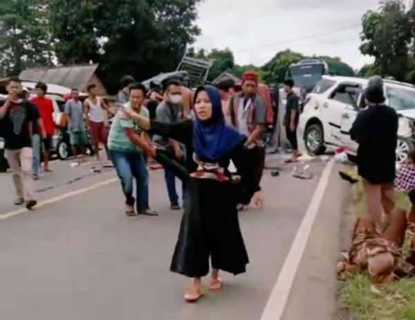 Pick-Up Sarat Penumpang Libur Lebaran Adu Kambing Dengan Toyota Rus di Jalan Lintas Tengah Bapak Anak Tewas 12 Luka Luka