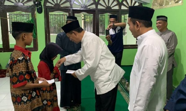 Ramadhan Berbagi, Ketua DPRD Lamsel Salurkan Ribuan Paket Berbuka Puasa