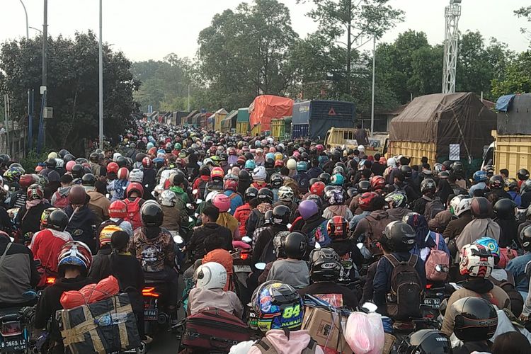 H-3 Lebaran Pemudik Motor Terjebat Antrian di Pelabuhan Ciwandan