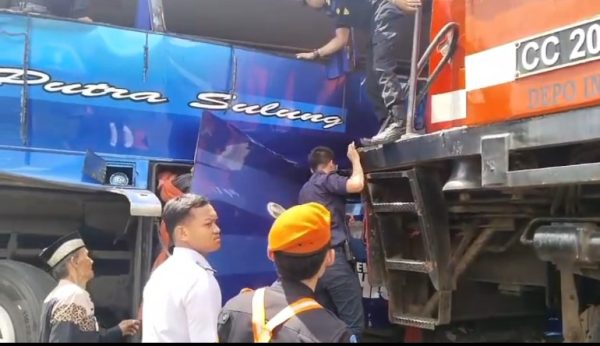 Kereta Api Penumpang Tabrak Bus Putra Sulung di Rel Martapura