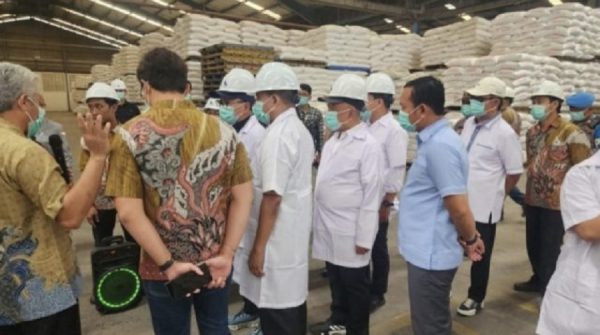 Wakil Ketua DPRD Lamsel Dampingi Mendag Zulhas Kunjungi Pabrik Pakan Ternak