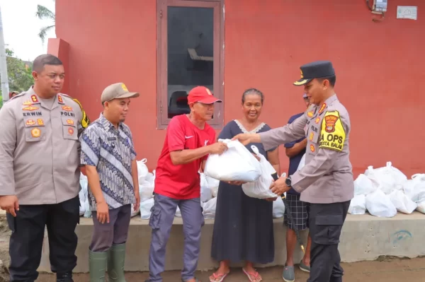 Kapolresta Bandar Lampung Bagikan Paket Sembako Untuk Korban Banjir