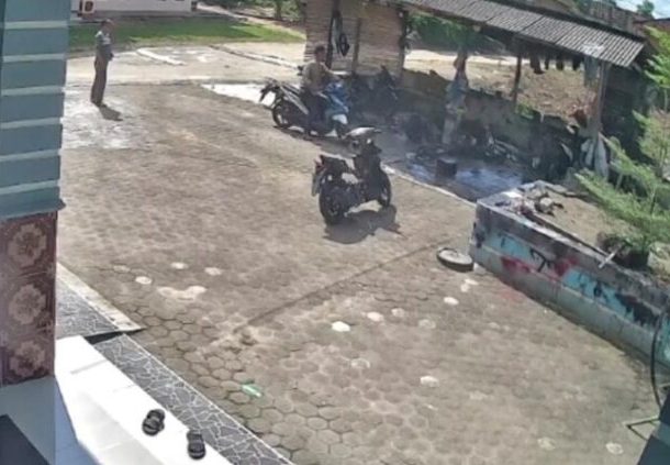Oknum ASN Guru SMA Negeri Bandar Surabaya Curi Motor di Parkiran Pondok Aksi Terekam CCTV