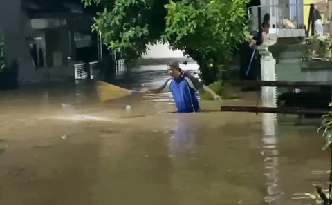 Hujan Deras Kota Bandar Lampung Banjir Lagi, Rumah dan Hidangan Buka Puasa Terseret Air