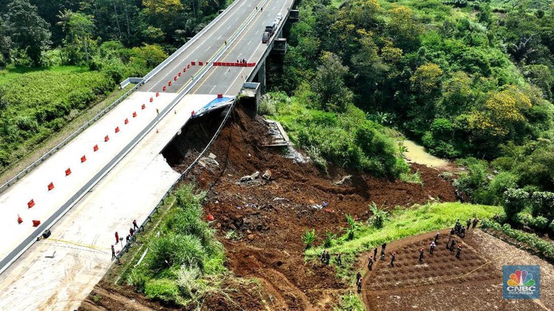 Jalan Tol Bogor-Ciawi KM 64 Amlas Tiga Mobil Terperosok Jalur Ditutup