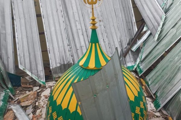 Dibangun Pake APBD Lamteng Tahun 2017 Rp750 Juta Atap dan Kubah Masjid Jami Al-Falah di Buyut Udik Ambrol Satu Warga Tewas Saat Gotong Royong