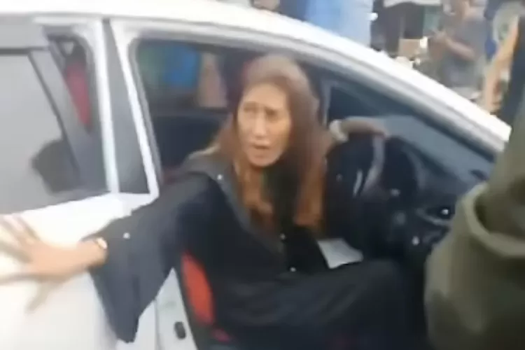 Tidak Terima Ditegur Lepas Sandal Seorang Wanita Bunuh Ibu Penjaga Toko Dengan Pedang Baton Sword