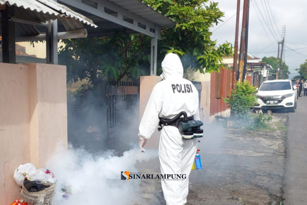 Fogging Polda Lampung Antisipasi Wabah DBD