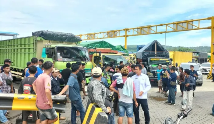 Kendaraan Terjebak 15 jam di Bakauheni Supir Truk Ngamuk