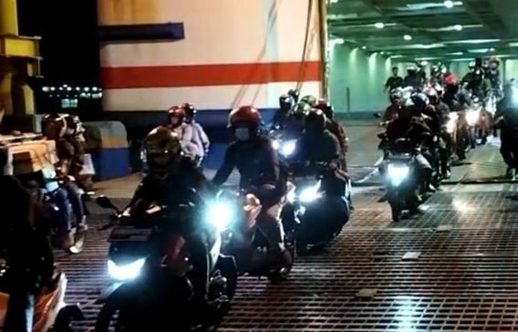 Tiba di Bakauheni Pemudik Kelelahan Setelah Antri 5-8 Jam di Ciwanda