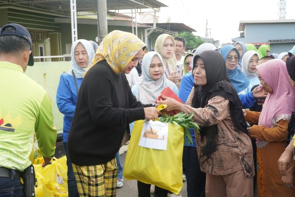 Ketua TP-PKK Lampung Salurkan Bantuan Kepada Korban Banjir di Telukbetung