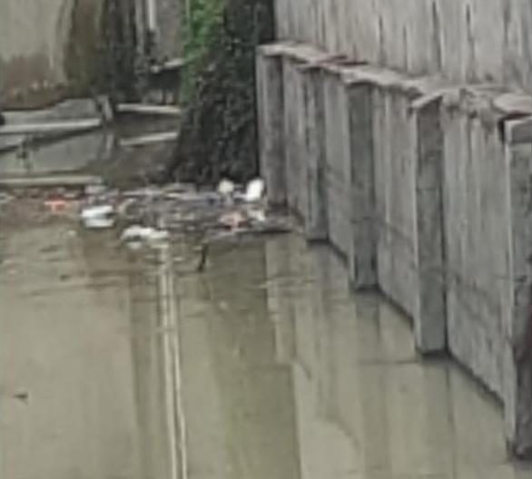 Pengelola SPBU Gatot Subroto Tutup Drainase Anak Sungai Picu Banjir Pemukiman Warga Bumi Raya