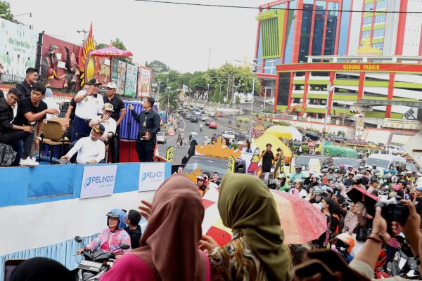 Arinal Lepas Peserta Pawai Drum Band dan Pawai Mobil Hias