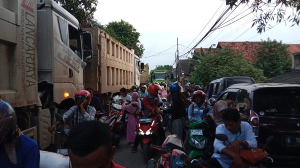 Warga Stop Paksa Aktivitas Truk Material PT Gandasari Energy 