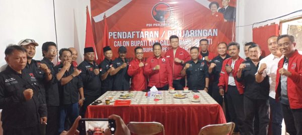 Sebelas Ketua PAC PDIP se-Pesawaran Dampingi Rispaili Daftar Calon Bupati 