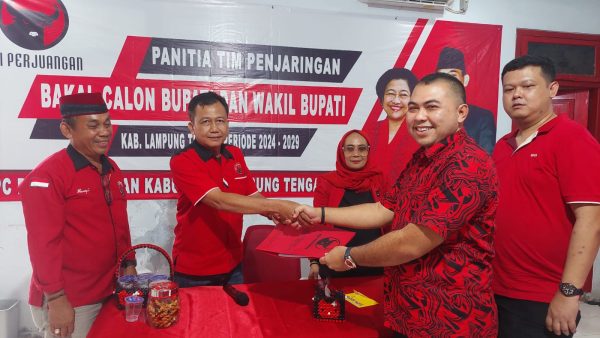 Rully Niza Ambil Formulir Bakal Cawabup di PDI Perjuangan