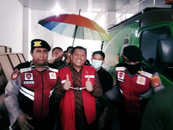 Diperiksa Delapan Jam Menantu Budi Utomo M Erwinsyah Langsung Ditahan Gunakan Rompi Tahanan Tangan Diborgol