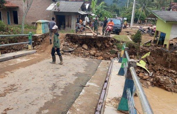 Banjir Bandang Menerjang Desa Sukajaya Jembatan Ambruk Rumah Hingga Sawah Rusak Terendam