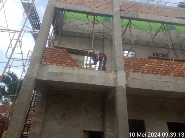 Pekerja Proyek RKB MAN 2 Tulang Bawang Barat Rp2,9 Miliar Disorot Tanpa K3