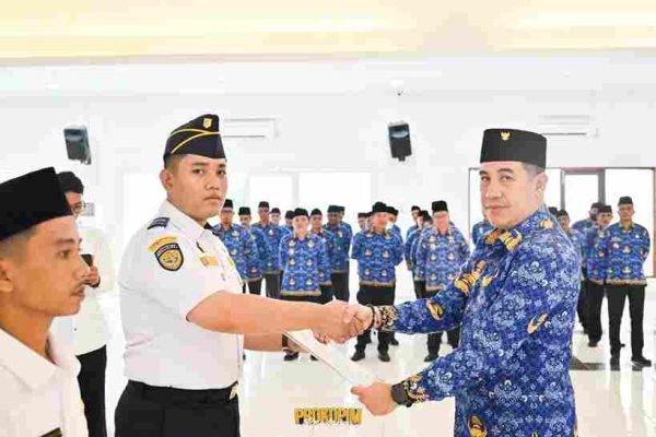 Moment Hardiknas Dendi Serahkan 277 SK P3K