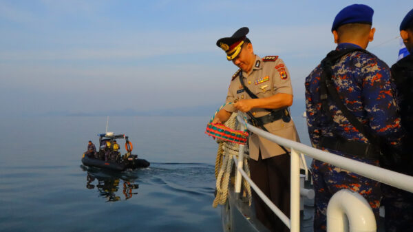 Polda Lampung Tabur Bunga di Laut