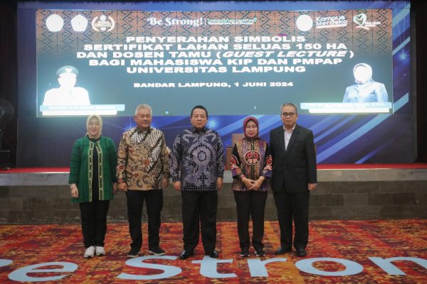 Pemprov Lampung Serahkan Hibah Tanah ke Unila