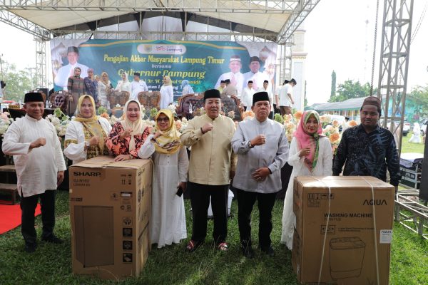 Pengajian Akbar di Lamtim, Arinal Salurkan Bantuan ke Masyarakat