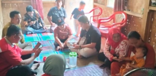 Diskes Lamsel Jenguk Adnan Balita Penderita Lumpuh Otak