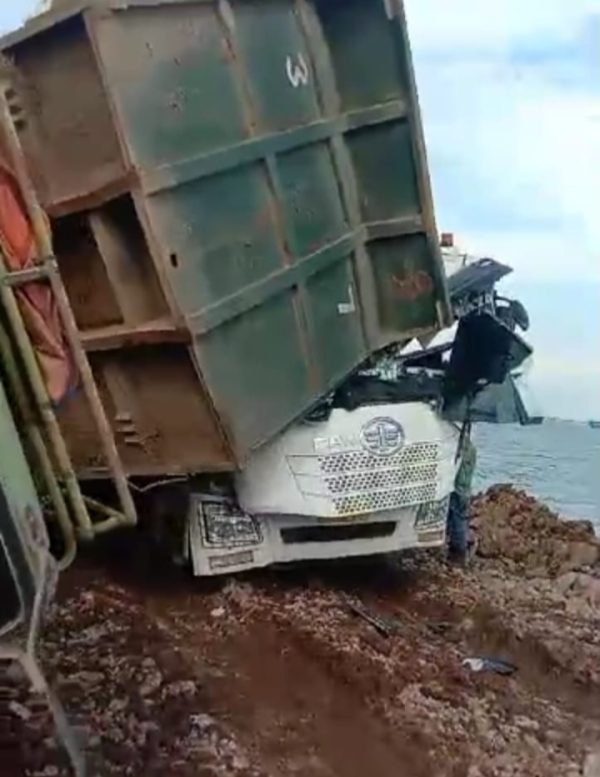 Beredar Dumtruk milik PT Gandasari Energy Saling Timpa di Lokasi Reklamasi