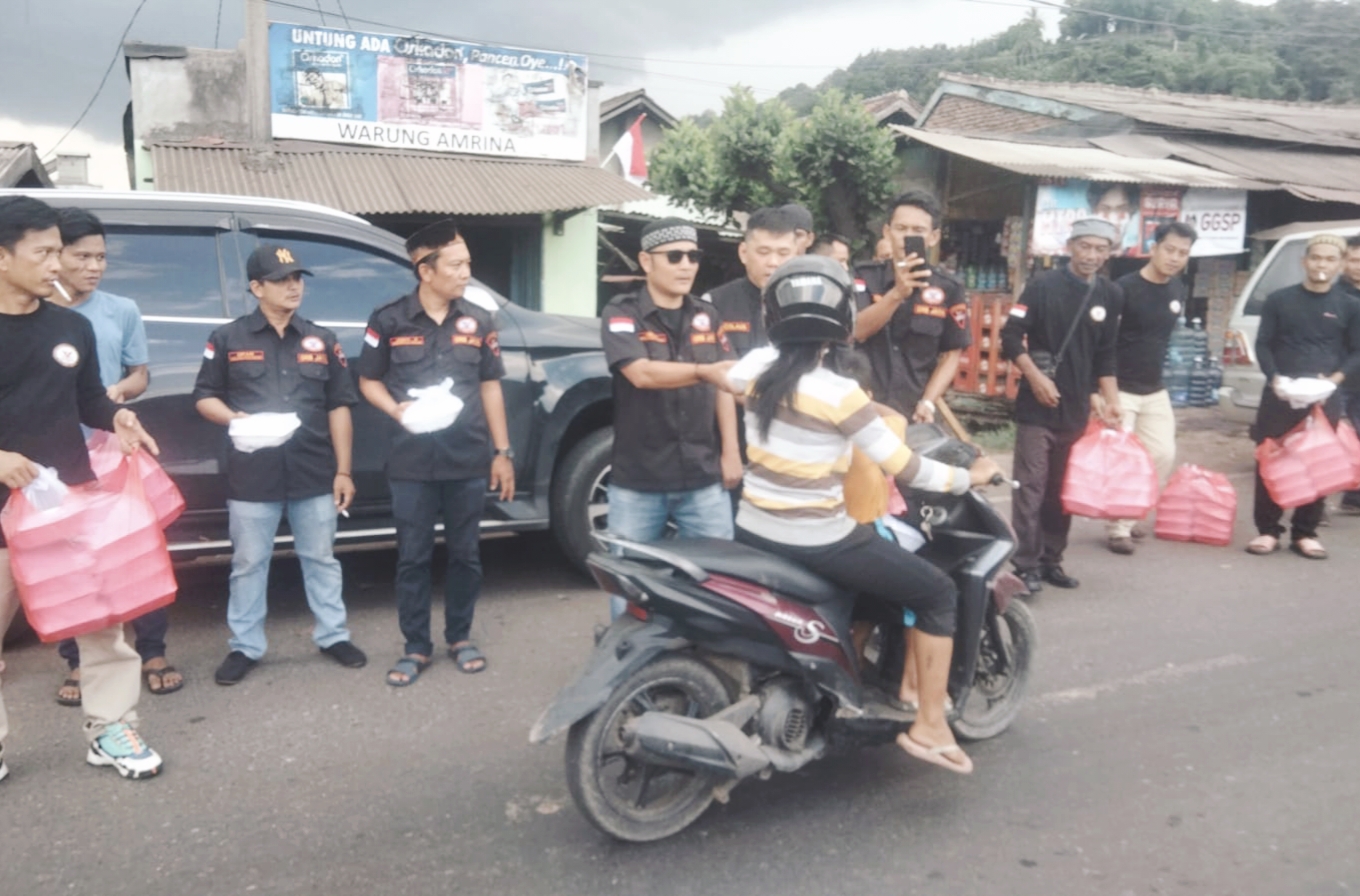 Grib Panjang Berbagi Jumat Berkah Bagikan 1500 Nasi Kotak