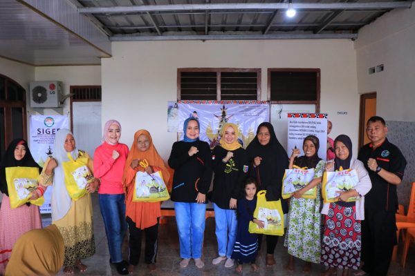 Ketua TP-PKK Lampung Berikan Sejumlah Bantuan Dalam Program SIGER di Rajabasa dan Way Huwi